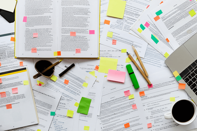 書類を探す様子